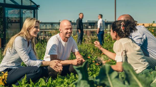 Group of people looking at herbs at Gro Spiseri /Østergro i Copenhagen