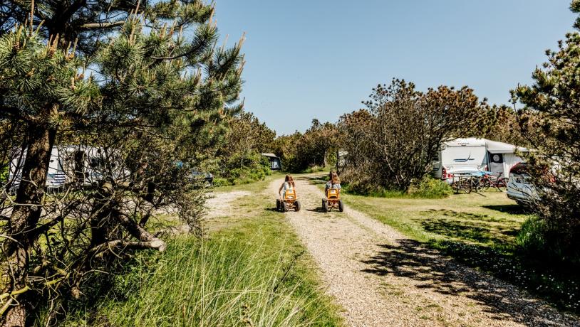 Zwei Kinder spielen auf dem Campingplatz Nystrup Camping in Klitmøller in Nordjütland an der Dänischen Nordsee